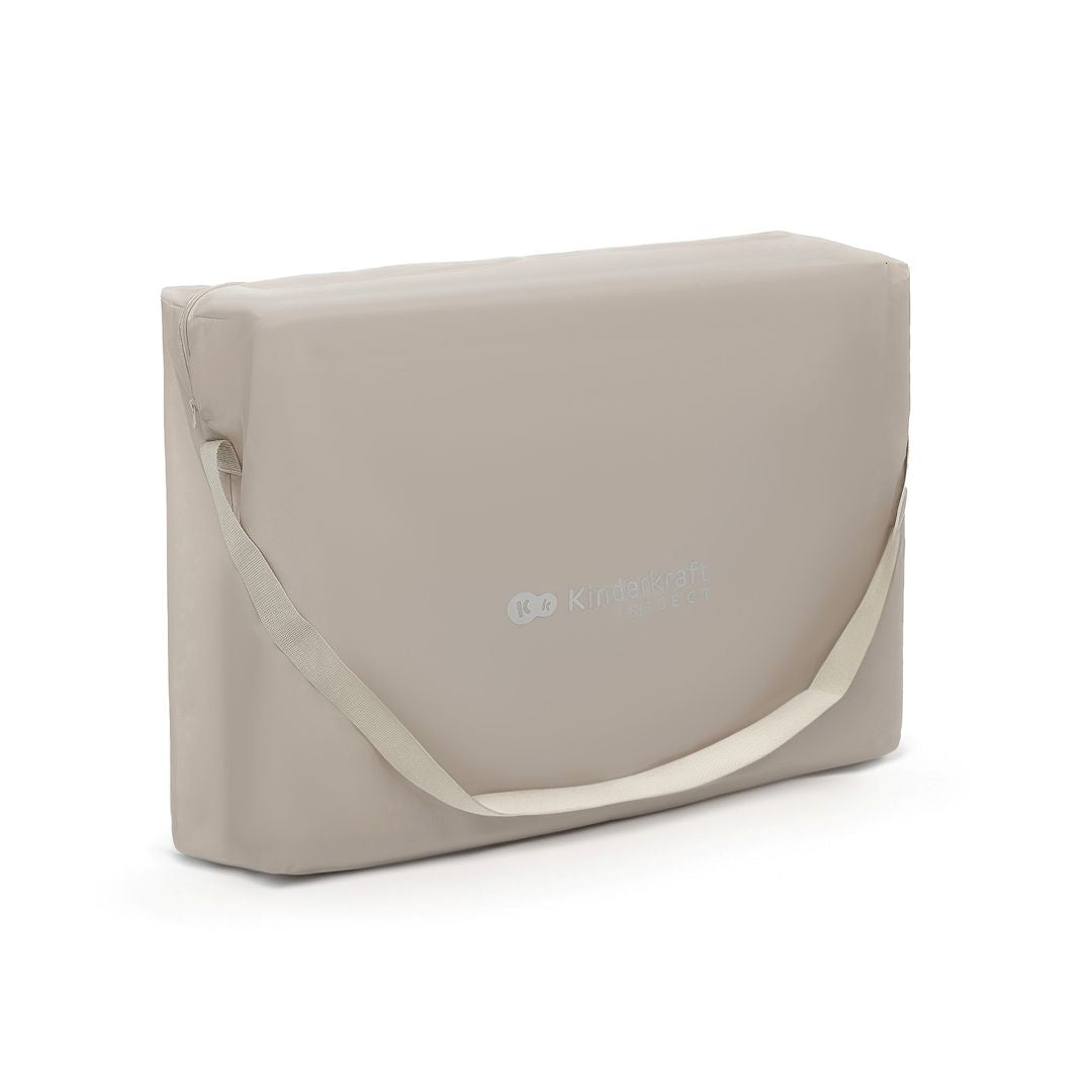Cuna Moon Dream Beige en maletero de auto, tamaño compacto para viajes