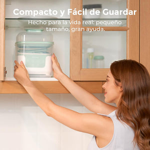 Interior del esterilizador Momcozy 4 en 1 con mamaderas y accesorios de bebé esterilizados