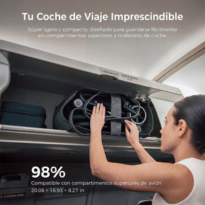 Mamá guardando el coche Momcozy TuckGo plegado en el compartimento superior de un avión — compatible con el 98% de las aerolíneas