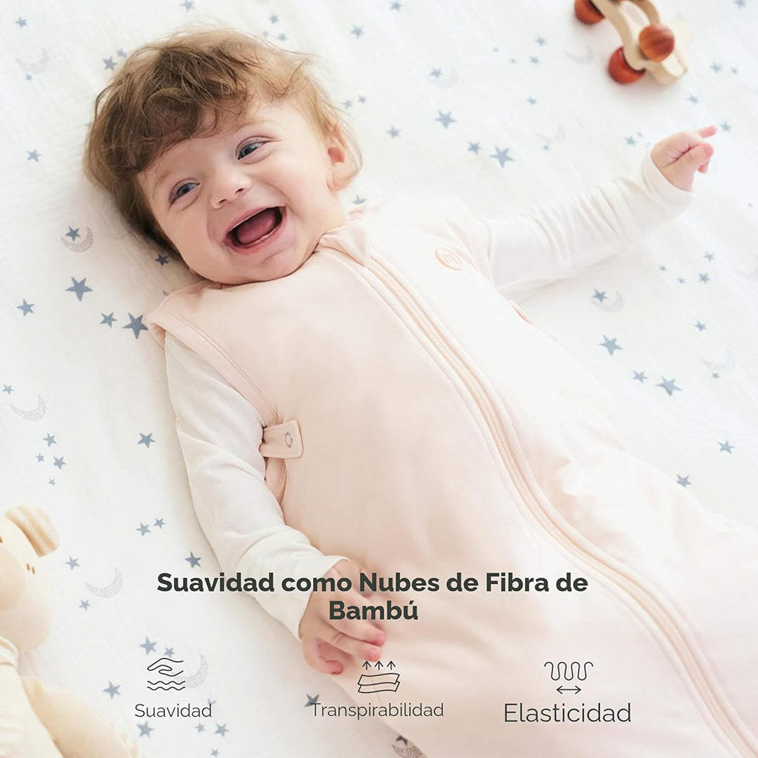 bebé sonriendo usando Saco de dormir para bebé Momcozy 1.5 TOG color rosado