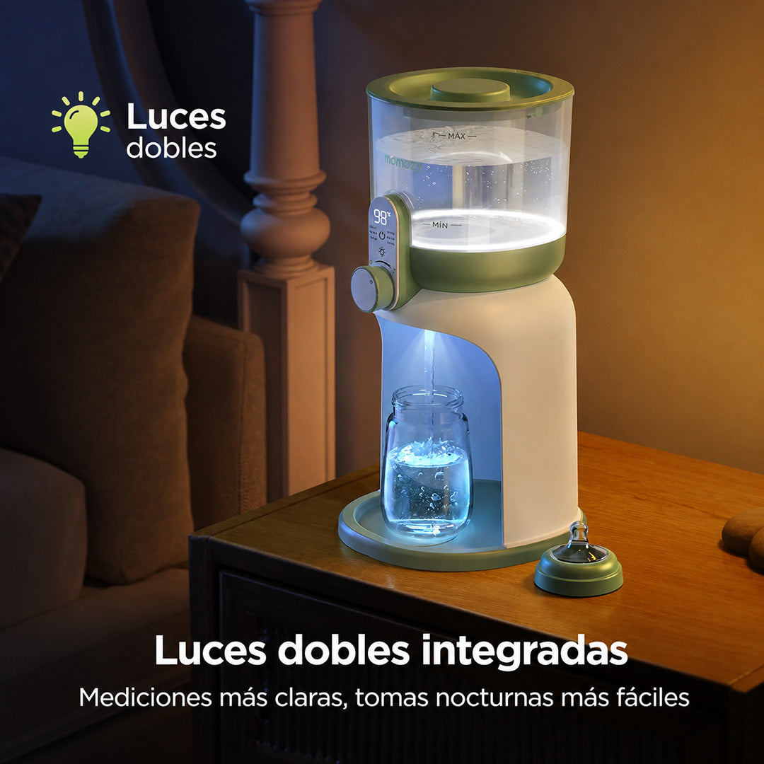 Dispensador de agua Momcozy llenando mamadera con agua a temperatura exacta