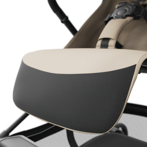 Detalle del apoyapiernas del coche de paseo de cabina Nebo Kinderkraft color beige