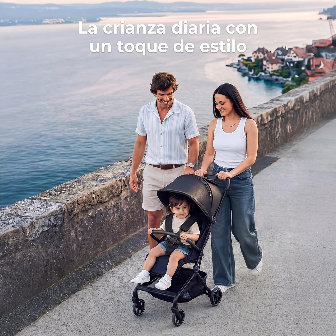 Familia paseando con el coche Momcozy TuckGo negro — diseño elegante para el día a día y los viajes