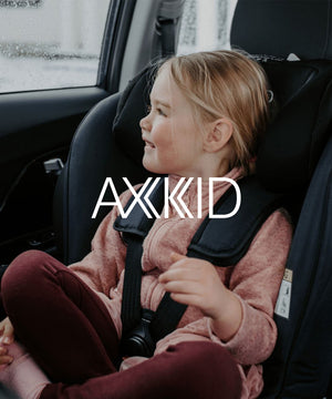 niña en silla de auto a contramarcha axkid 