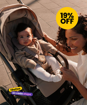mujer sonriendo mirando de lado junto a bebé en coche de paseo balios s lux con arnes de 5 puntos color almond beige de cybex con 19% de descuento en todos los productos 19 años contigo mininuts