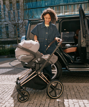 mujer junto a travel system con cloud T isize cybex