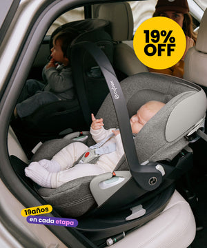 mamá en asiento del conducto mirando hacia atrás en el asiento trasero del vehículo una silla convertible a contramarcha sirona t de cybex con un niño pequeño de aproximadamente 2 o 3 años y al otro lado un bebé recién nacido o de 3 meses en una silla nido para bebé a contramarcha cloud t de cybex con 19% de descuento 19 año en cada etapa