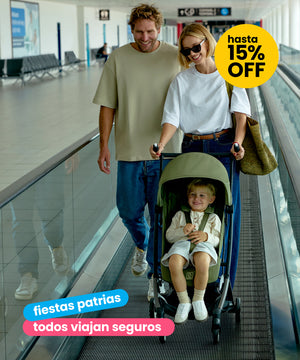 familia en aeropuerto usando coche ultracompacto y liviano libellecon hasta 15% de descuento por especial fiestas patrias, todos viajan seguro