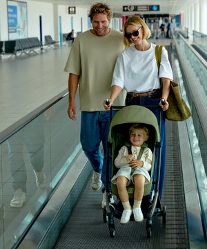 familia en el aeropuerto junto a niño en coche de paseo ultracompacto libelle 2025