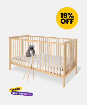 cuna de bebé de madera natural con barrotes removibles y peluche de koala en el interior ropa de cama blanca con 19% de descuento mininuts 19 años en cada etapa