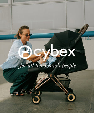 mujer junto a coche de paseo cybex for all tomorrow people
