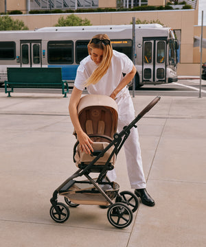 mujer girando asiento 360 del coche de paseo eezy s twist+ 2 de cybex 2026