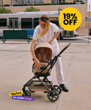 mujer girando asiento de coche de paseo eezy s twist+ 2 almond beige de cybex con 19% de descuento 19 años en cada etapa