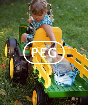 niña en vehiculo infantil de pegperego