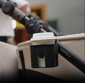 Accesorios incluidos coche VESTO 2: adaptadores travel system, cubrepiernas y portavasos