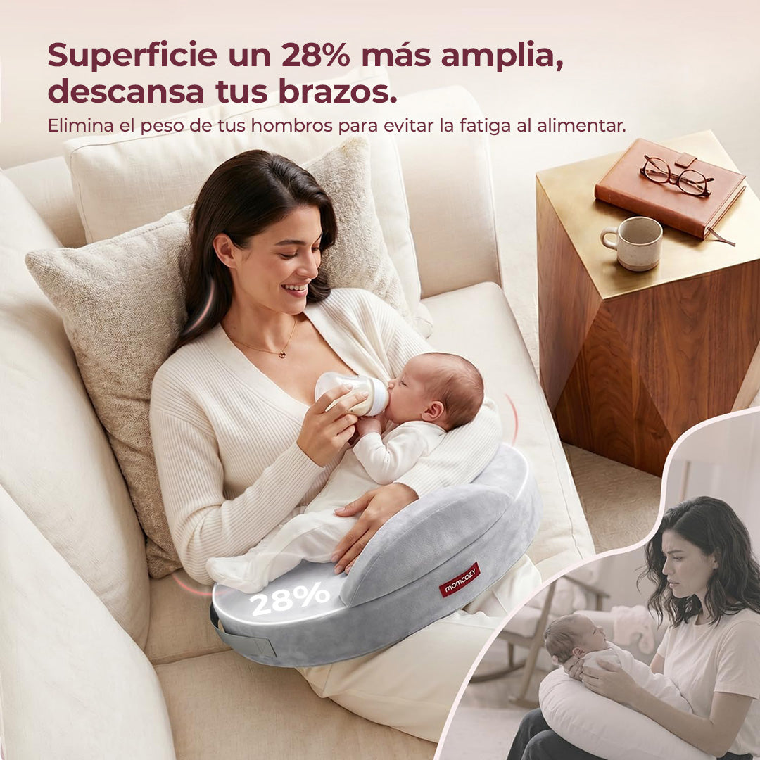 Bebé recostado sobre un cojín de lactancia Momcozy gris con corte transversal que muestra la espuma viscoelástica 45D, junto a los sellos ACA y CertiPUR-US