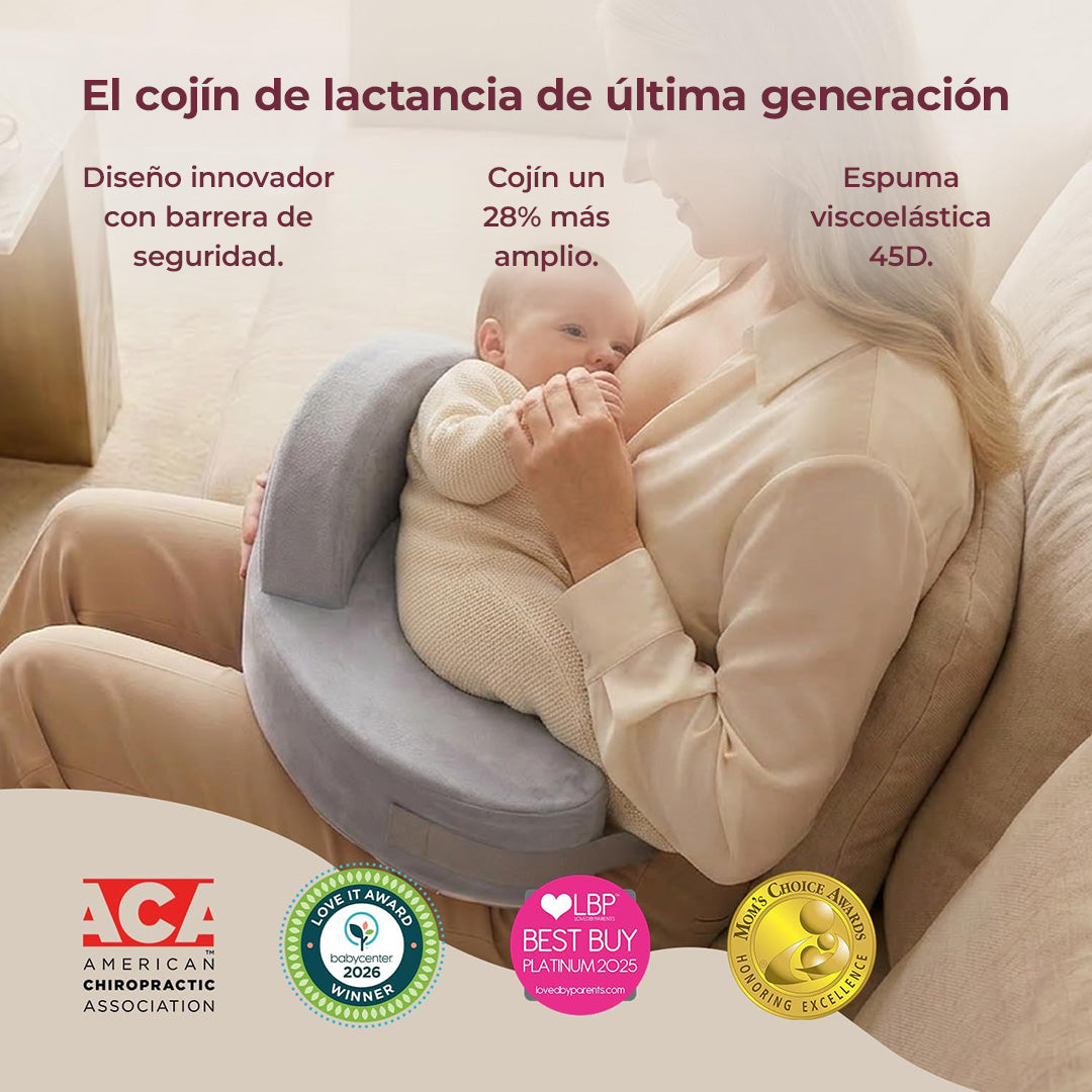 Mamá amamantando a su bebé sobre un cojín de lactancia Momcozy gris con barrera de seguridad, junto a los sellos ACA, Babycenter 2026, Loved by Parents y Mom's Choice Awards
