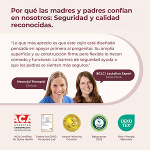 Mujer sacando la funda extraíble con cierre del cojín de lactancia Momcozy gris frente a una lavadora
