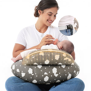 Cojín de lactancia NP008 de Momcozy gris usado para dar mamadera con el bebé apoyado en el cojín