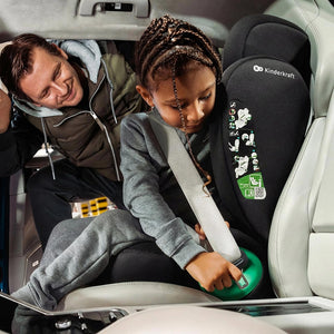 Silla de auto Butaca Junior Fix 2 Plus i-Size Kinderkraft color gris, niña con trenzas abrochando el cinturón de seguridad con ayuda de un adulto, se aprecia la etiqueta de instalación con código QR