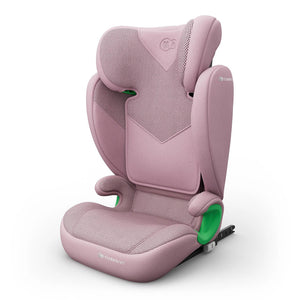 Silla de auto Butaca Junior Fix 2 Plus i-Size Kinderkraft color rosa, niña con trenzas abrochando el cinturón de seguridad con ayuda de un adulto, se aprecia la etiqueta de instalación con código QR