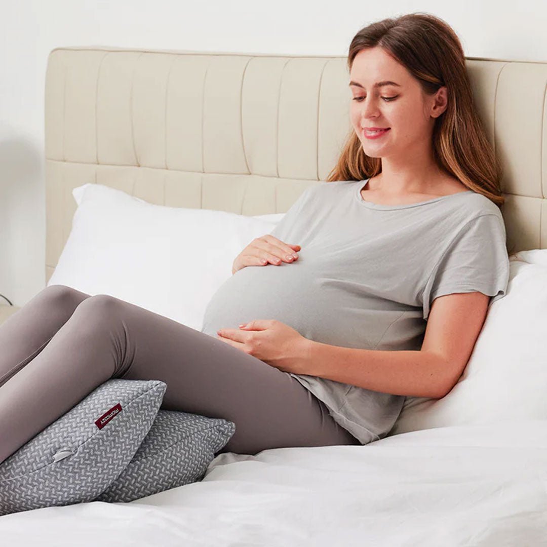 Almohada de embarazo con apoyo lateral - MOMCOZY - Mini Nuts - Expertos en sillas de auto y coches de paseo