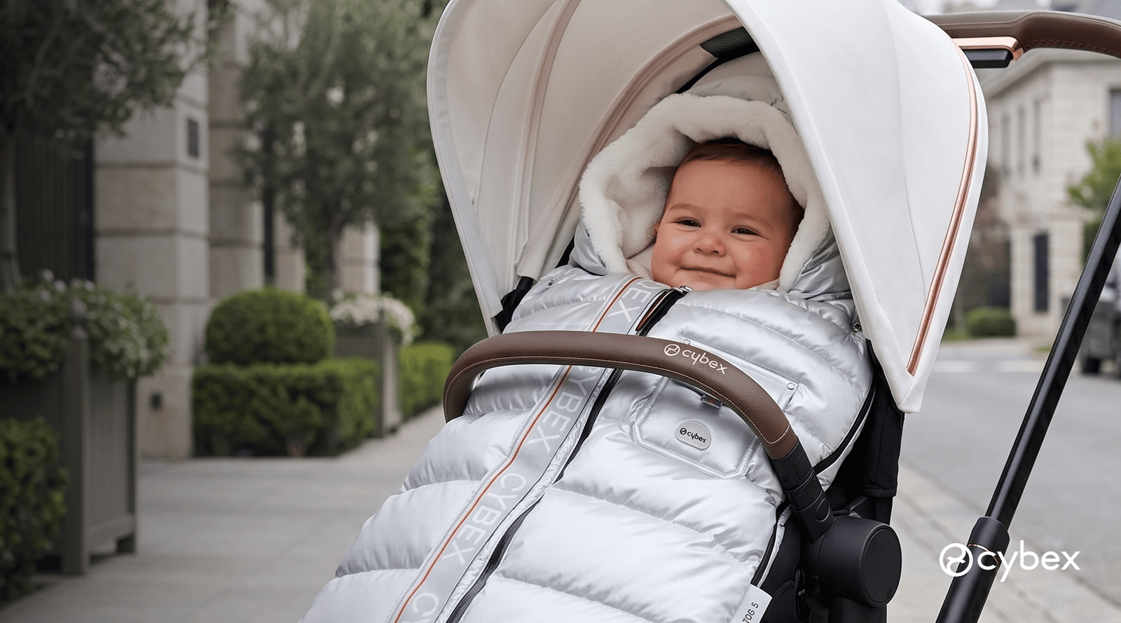 bebé en coche de paseo priam con saco cubrepiés Platinum TOG 6 de cybex platinum