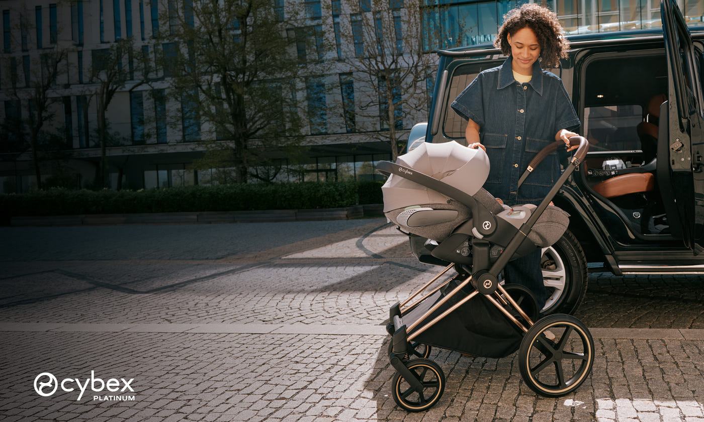 mujer junto a cloud t travel system priam cybex platinum