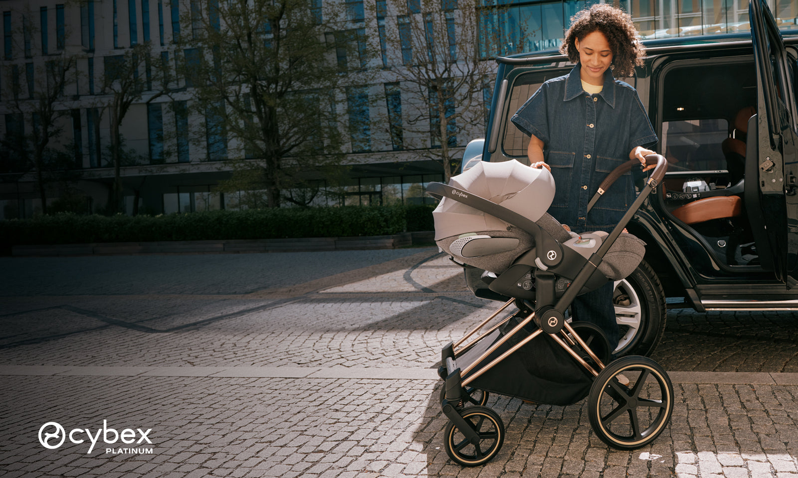 mujer junto a cloud t travel system priam cybex platinum