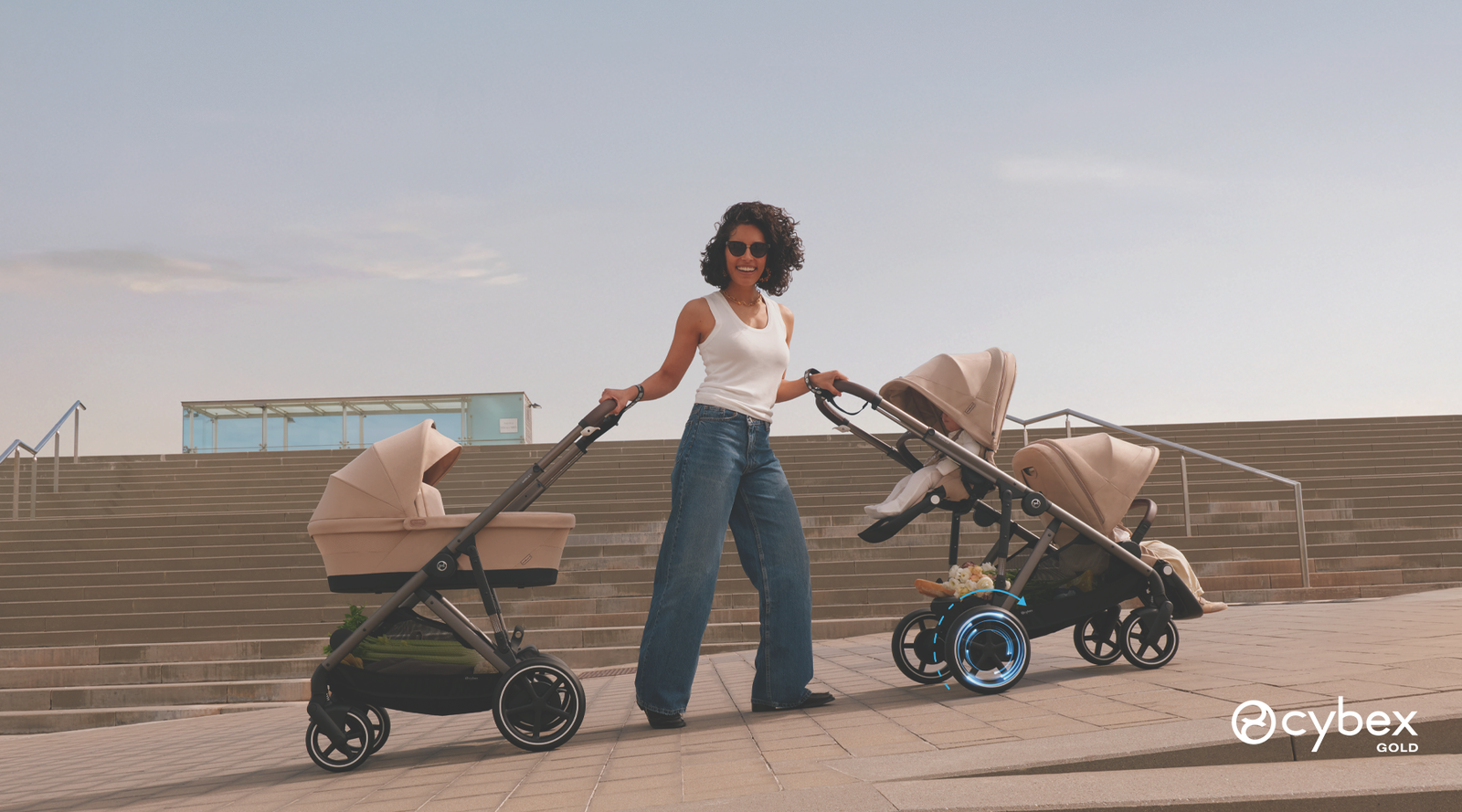 Coche doble Gazelle S y eGazelle S de Cybex en escaleras urbanas