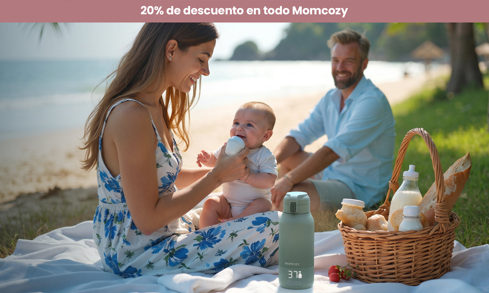 hombre ymujer junto a bebé en un picnic con calentador de leche y agua de momcozy 