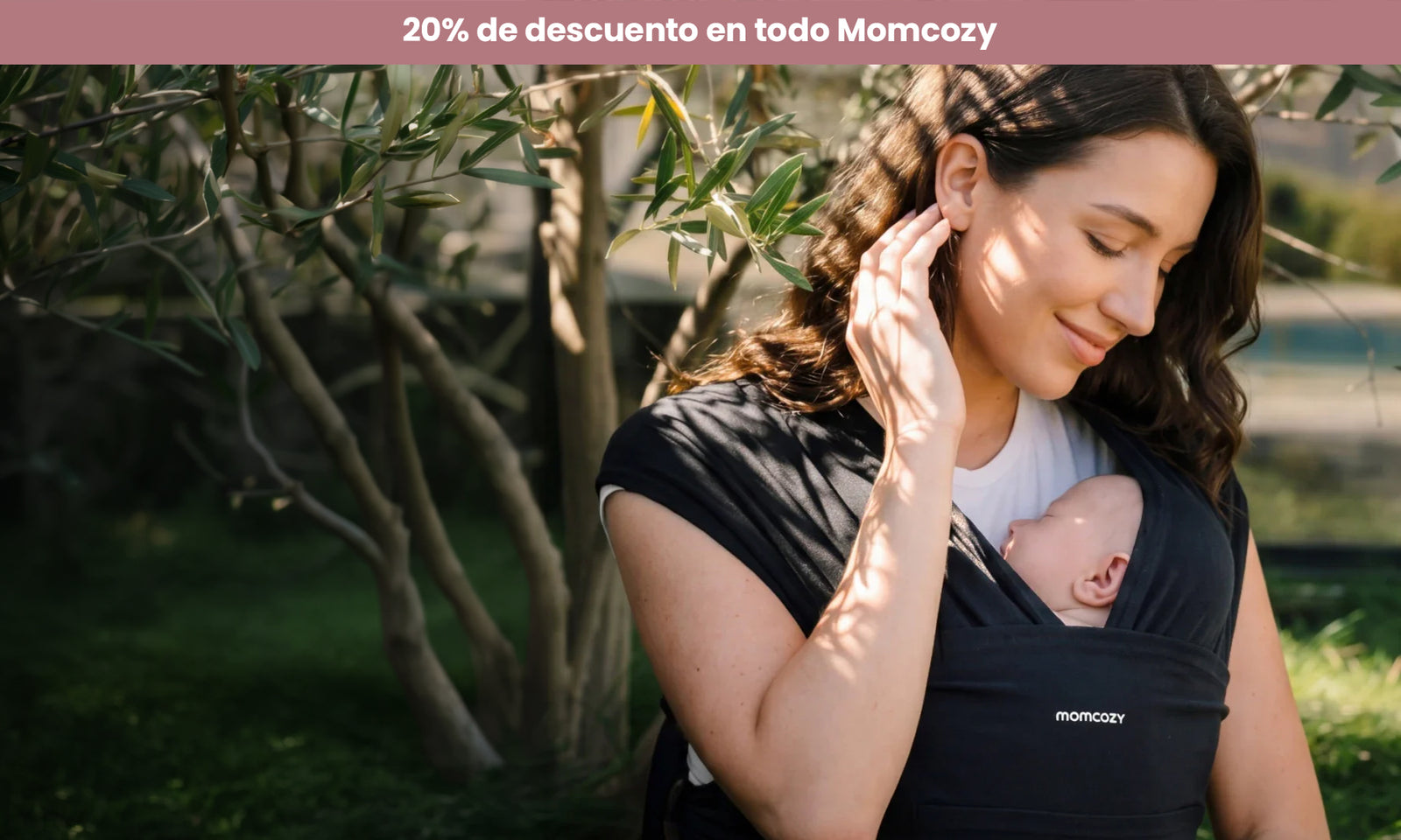 mujer con su bebé con fular de tela negra momcozy