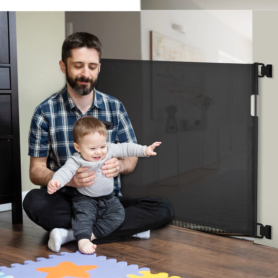 Barrera retráctil de seguridad para bebés 85.5x140cm - MOMCOZY - Mini Nuts - Expertos en sillas de auto y coches de paseo