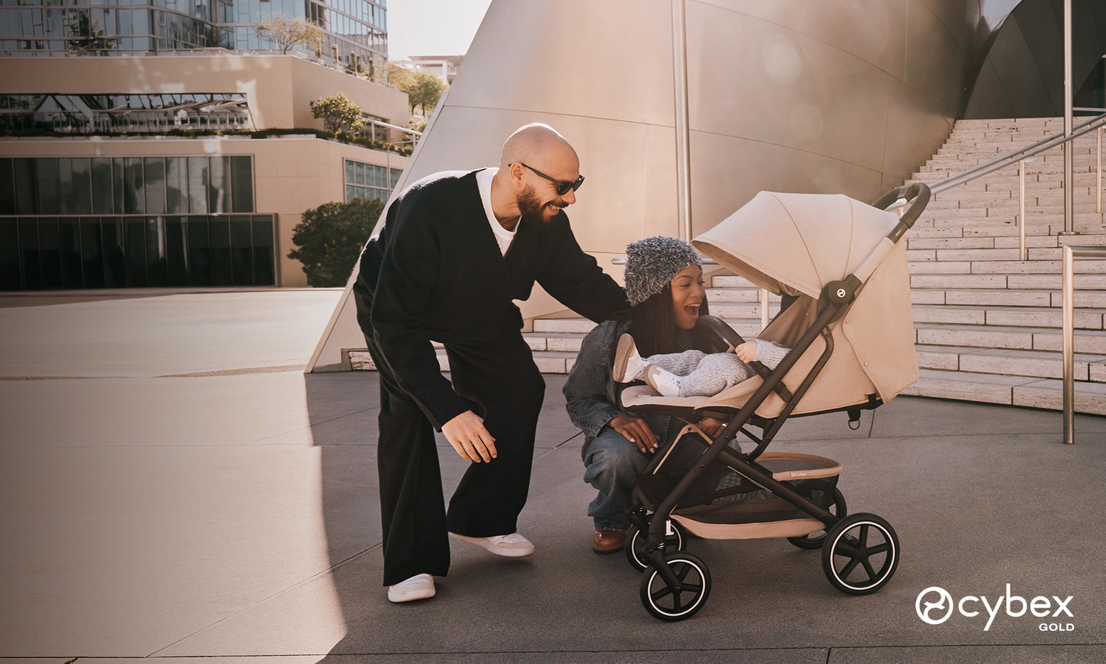 familia junto a coche de paseo beezy almond beige 2026 de cybex