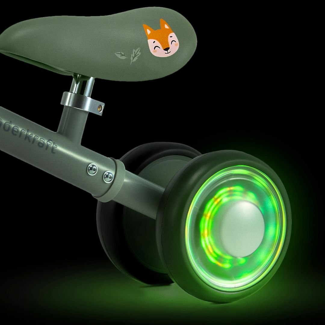 Detalle ruedas led luminosas color verde en bicicleta Cutie Flash