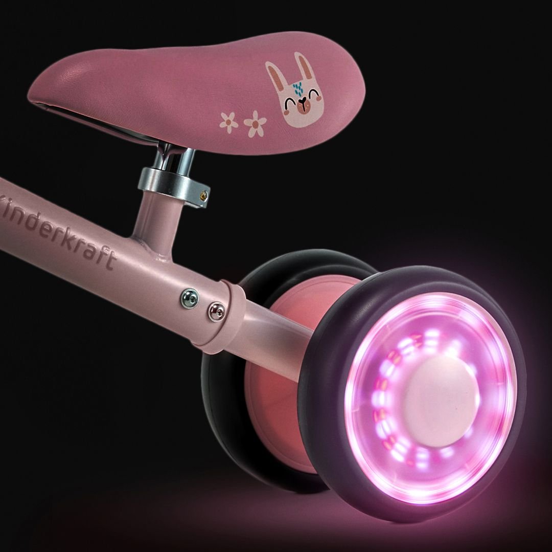 Detalle de ruedas LED luminosas color rosa en bicicleta Cutie Flash rosada