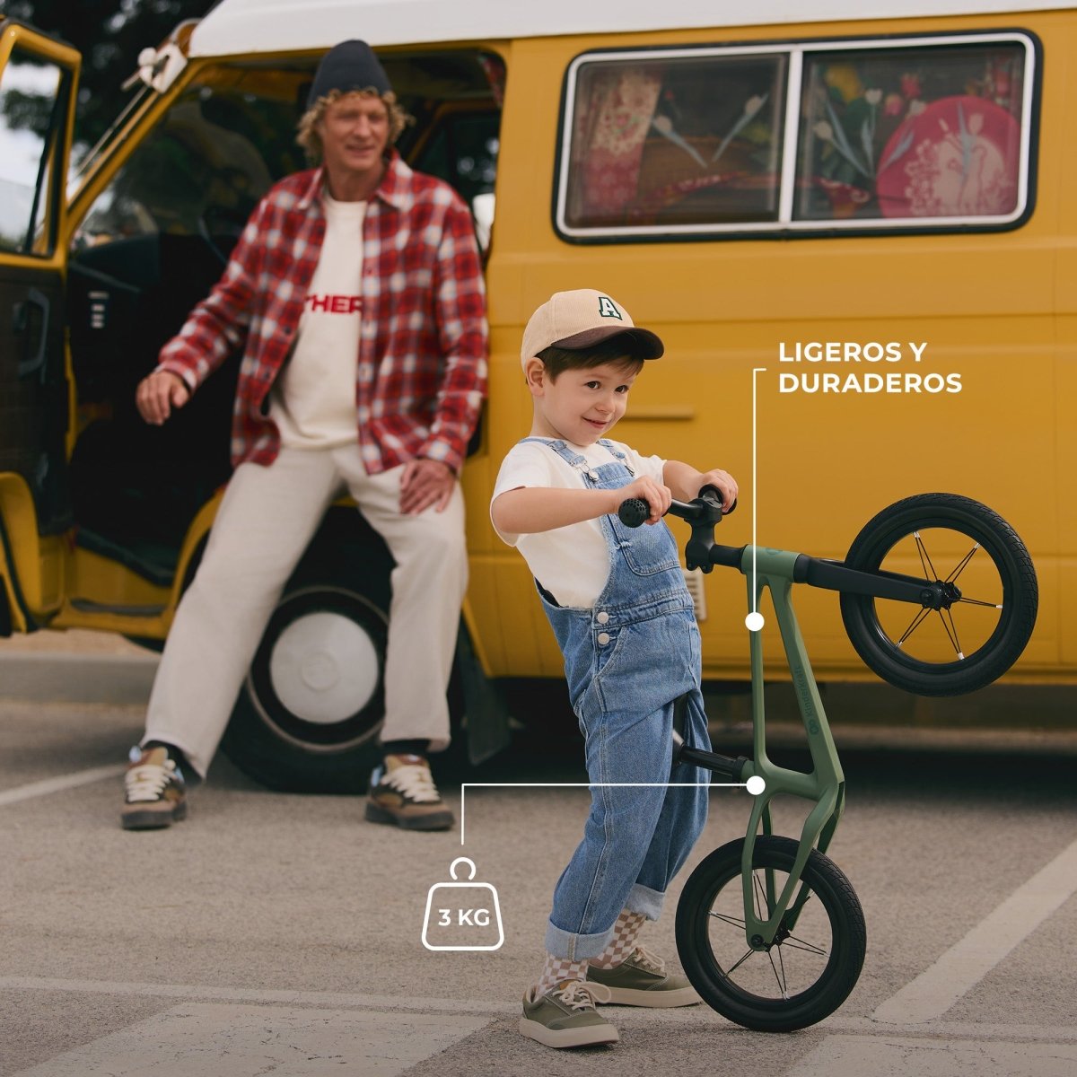 Niño tomando sin dificultad desde el manilla bicicleta de balance Eter de Kinderkraft 