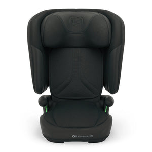 Niña rubia sentada en la silla de auto Unity 2 i-Size Kinderkraft color verde azulado, con el cinturón de seguridad del vehículo abrochado