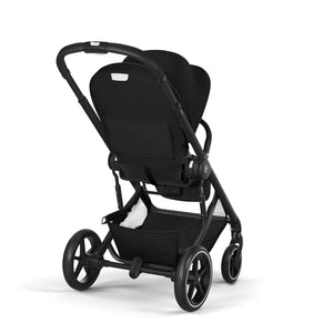 Coche de paseo Balios S Lux 2026 de Cybex color Moon Black, vista trasera en ángulo