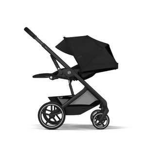 Coche de paseo Balios S Lux 2026 de Cybex color Moon Black, vista lateral con respaldo reclinado en posición horizontal