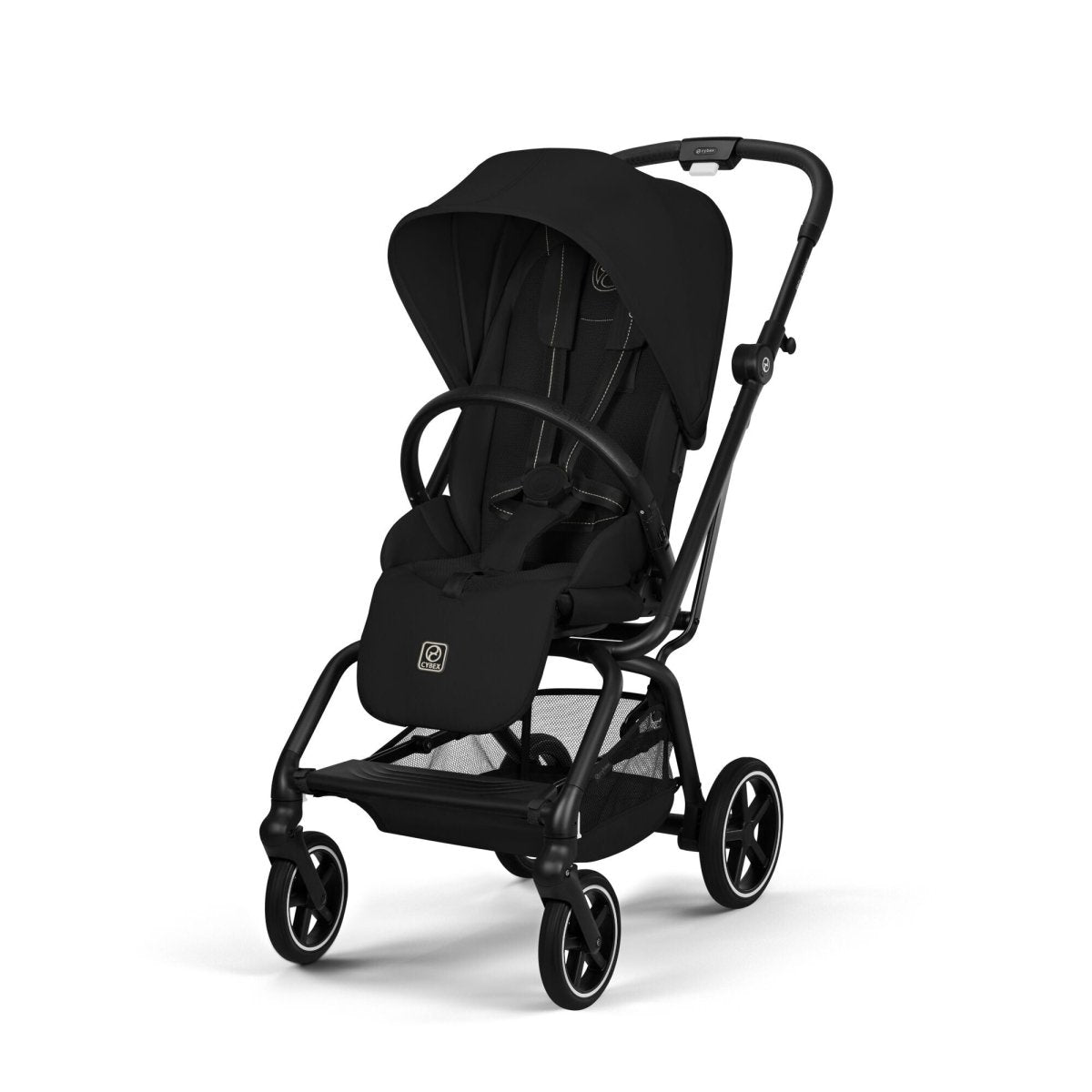 Coche de paseo Eezy S Twist Plus 2 2026 color Magic Black, vista frontal en ángulo