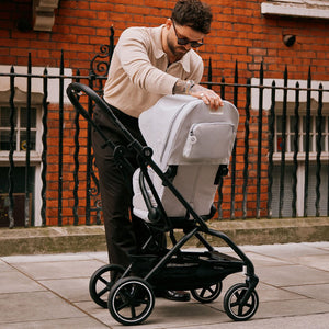 Coche de paseo Eezy S Twist Plus 2 360º One Pull Harness - Cybex Gold - Mini Nuts - Expertos en sillas de auto y coches de paseo