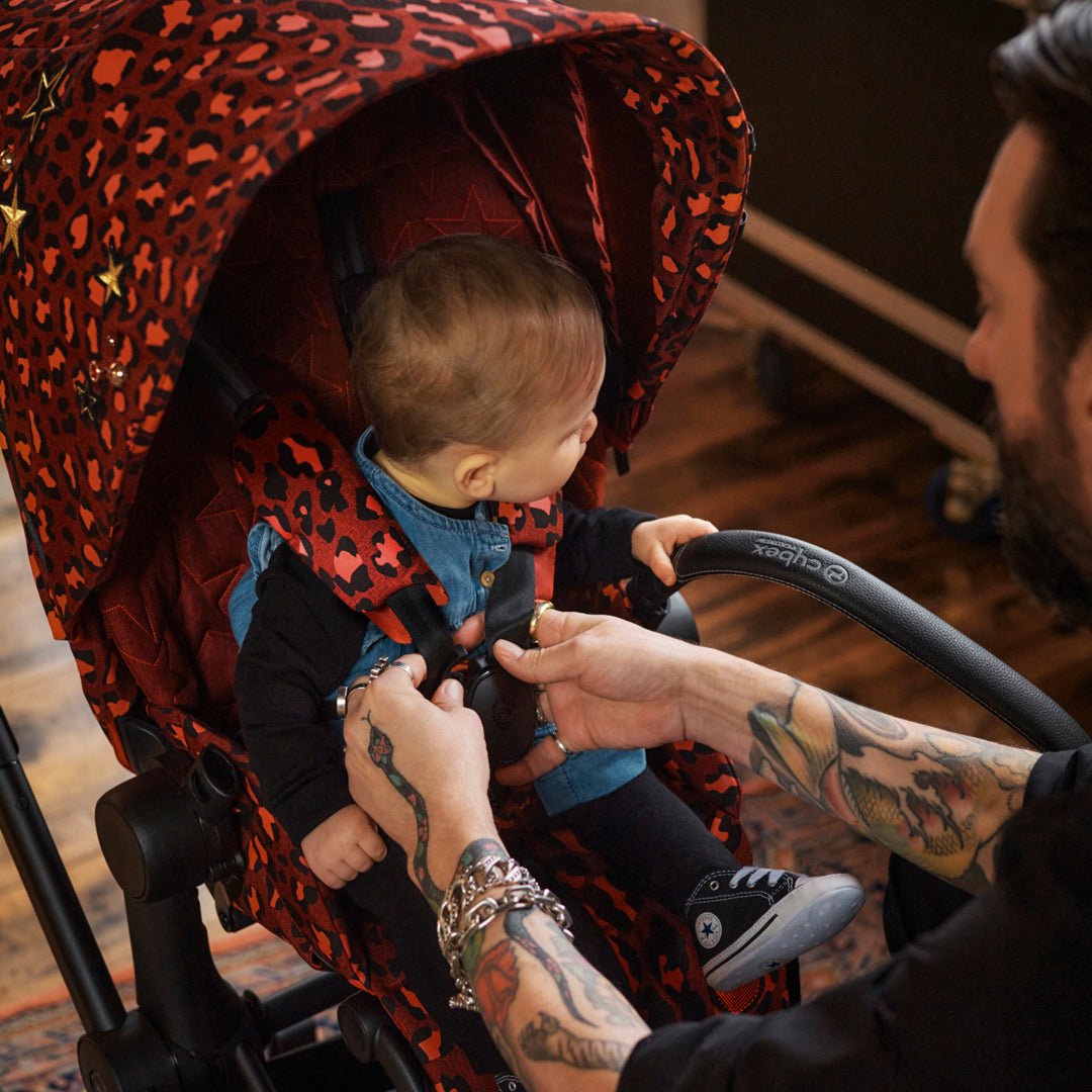 Coche de paseo Priam Rockstar Red Dark 4.0 - Cybex Platinum - Mini Nuts - Expertos en sillas de auto y coches de paseo para bebés