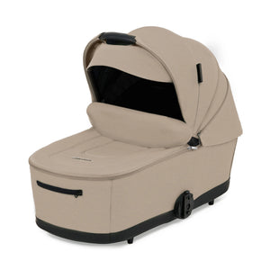 Coche cuna Yoxi 2 en 1 Kinderkraft color beige, vista en ángulo del moisés con la capota abierta y malla de ventilación