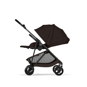 Coche de paseo Melio Carbón color Chocolate Brown - vista lateral con respaldo reclinado y capota extendida