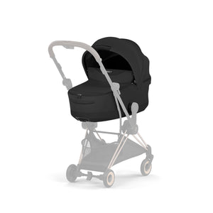 Moisés plegable Cybex Fold Lux instalado en el coche de paseo Coya, color Sepia Black