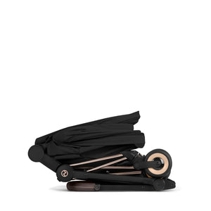 Moisés plegable Cybex Fold Lux plegado sobre el chasis del coche Coya, color Sepia Black