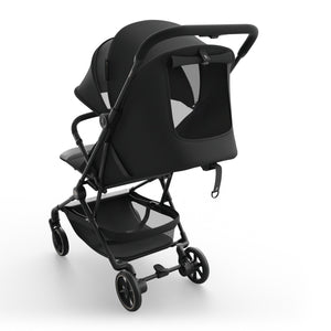 Coche de paseo de cabina Nebo Kinderkraft color negro, vista trasera con la ventana de ventilación abierta