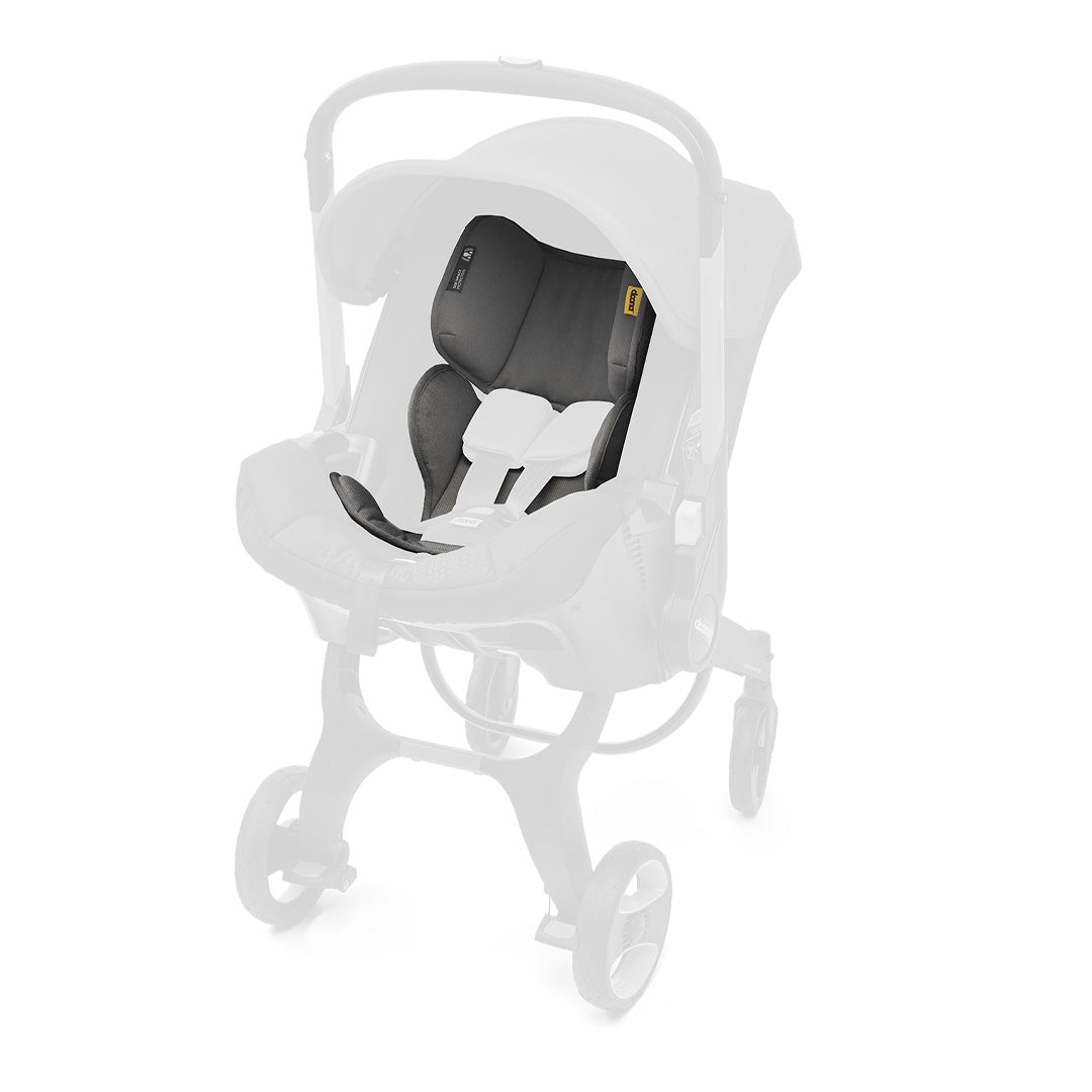 Doona+ con inserto para recién nacido instalado en el asiento