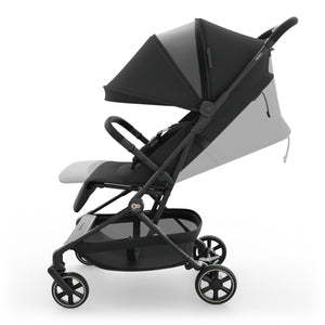 Coche de paseo de cabina Nebo Kinderkraft color negro con el respaldo y el apoyapiernas reclinados